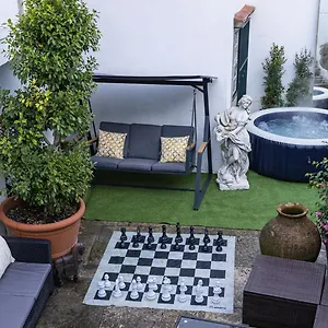 small-cozy-bedroom-in-palace-patio-with-hot-tub-and-snooker.hotels-lisbon-portugal.com/